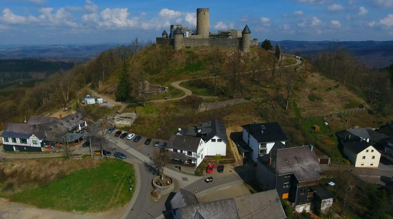 Готель Df Am Ring Nuerburg Екстер'єр фото